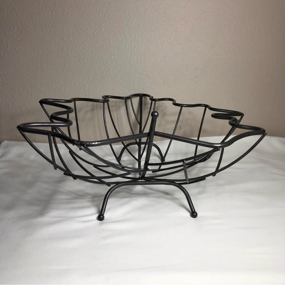 Metallic Sturdy & Durable Leaf Shaped Wire Fruit Basket Tabletop Decor